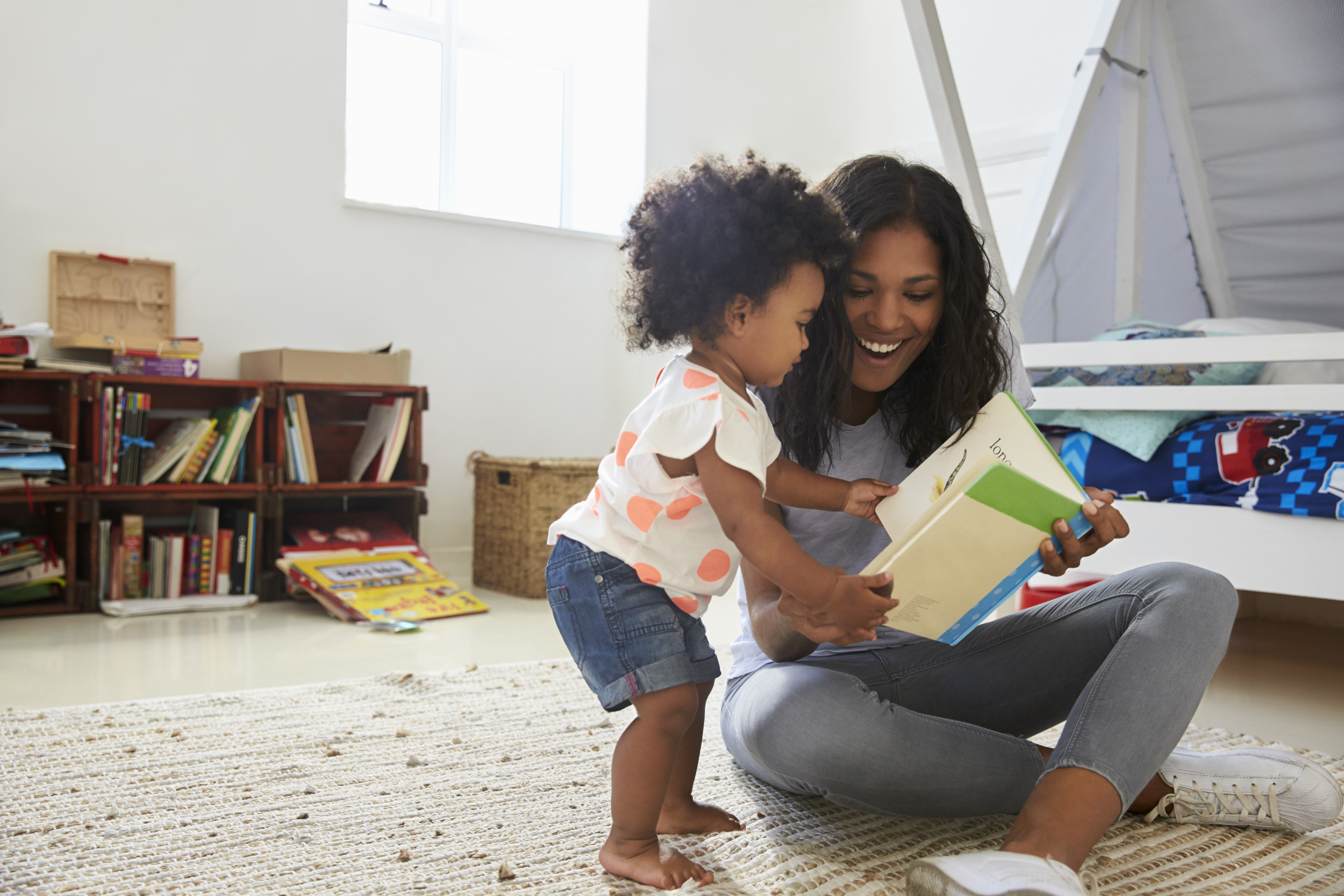 Мамы делают нашу жизнь. 15 Детей. Baby and Family reading book Yellow. Ребенок просит почитать. Mother daughter Education.