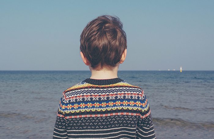 Kid listening to the sea